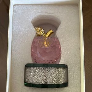 I am selling a crystal apple figurine glass statue.